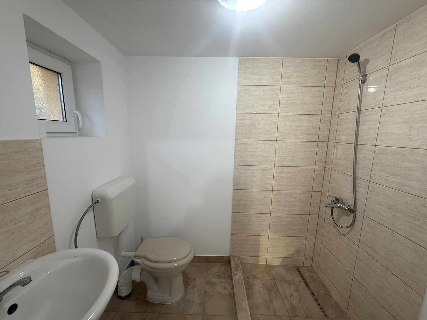 2 corpuri de Casă renovate + teren 125 mp Campina - Poză 15