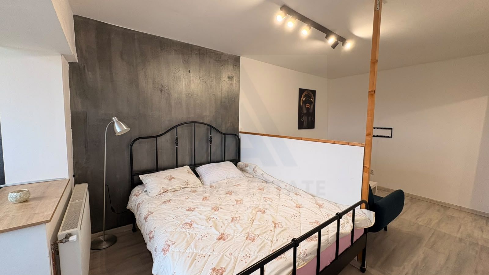 Studio renovat cu balcon inchis si bucatarie separata pe Siretului - Poză 3