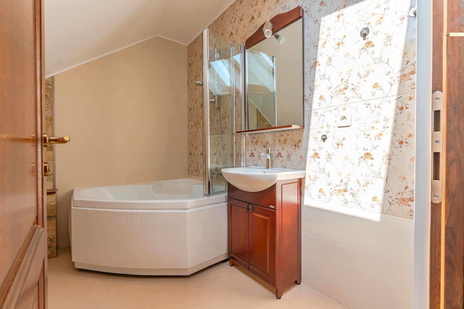 Mobilat și utilat modern, cu două locuri de parcare subterane - Poză 15