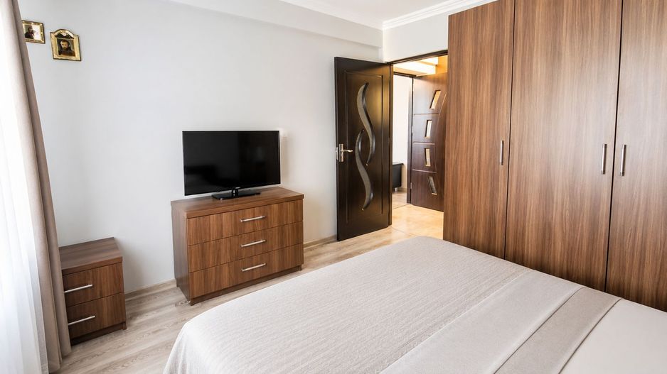 Apartament renovat 2 camere SD 49 mp Podu Ros 92000 euro - Poză 1