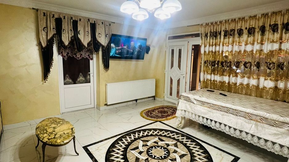 Casa cu teren , ULTRACENTRAL , singur in curte - Poză 4