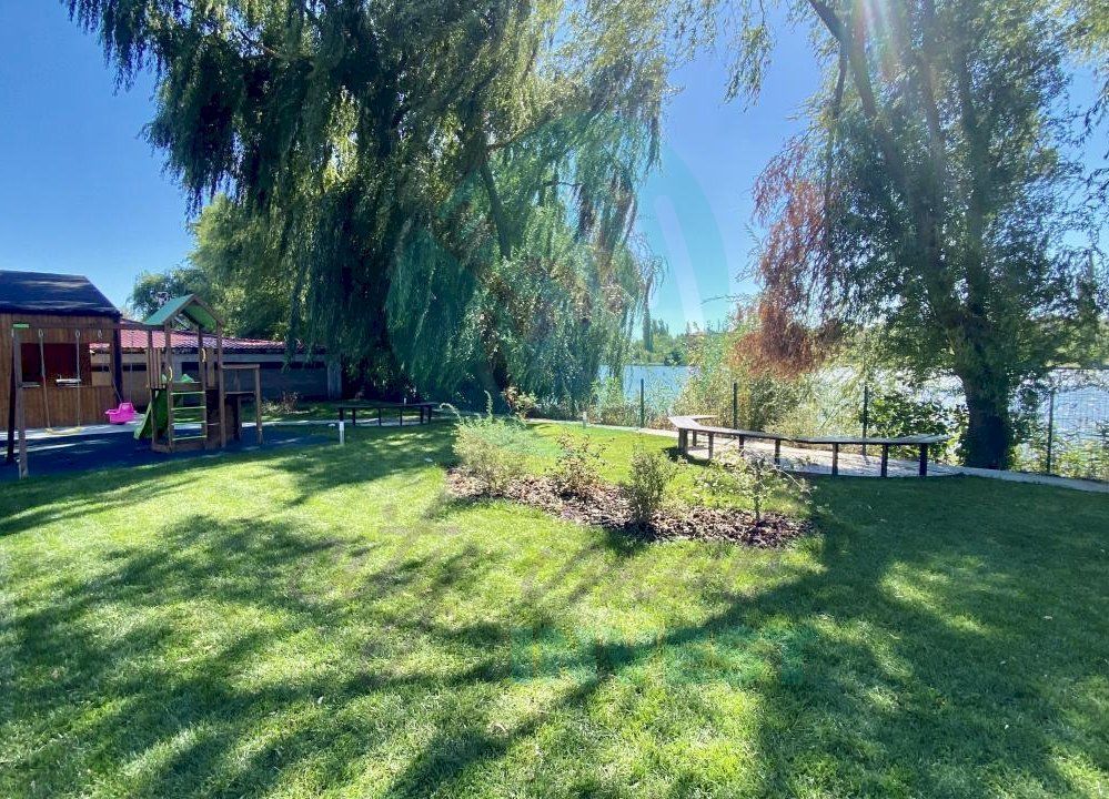 Apartament cu curte englezeasca si 2 intrari pozitionat langa lac - Poză 13