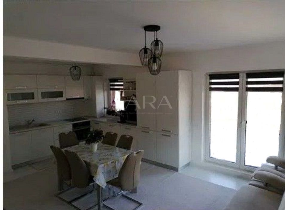 Apartament  de vanzare cu 4 camere in Floresti. - Poză 1