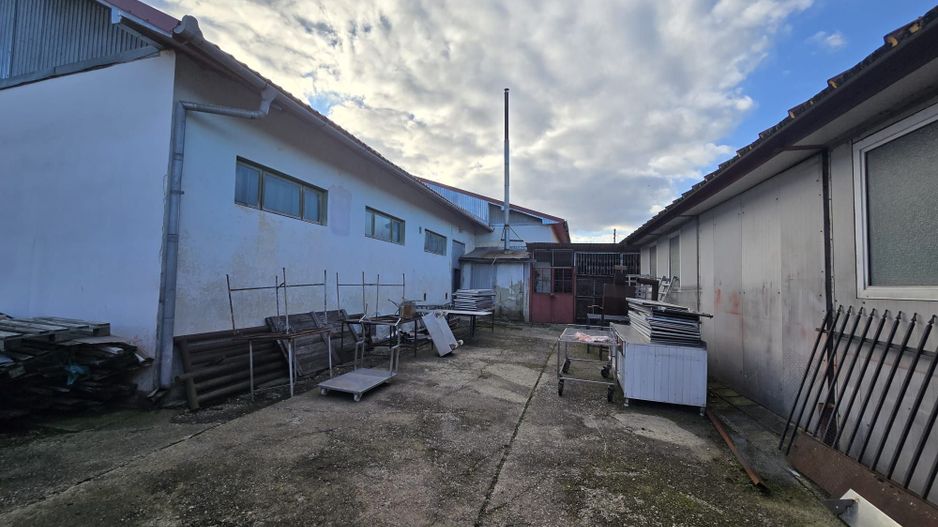 Se oferă spre vânzare / închiriere clădire cu spațiu comercial - Poză 6