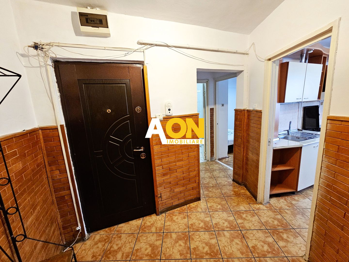Apartament 2 camere, decomandat, et.3, Cetate, zona Liceului Sportiv - Poză 4