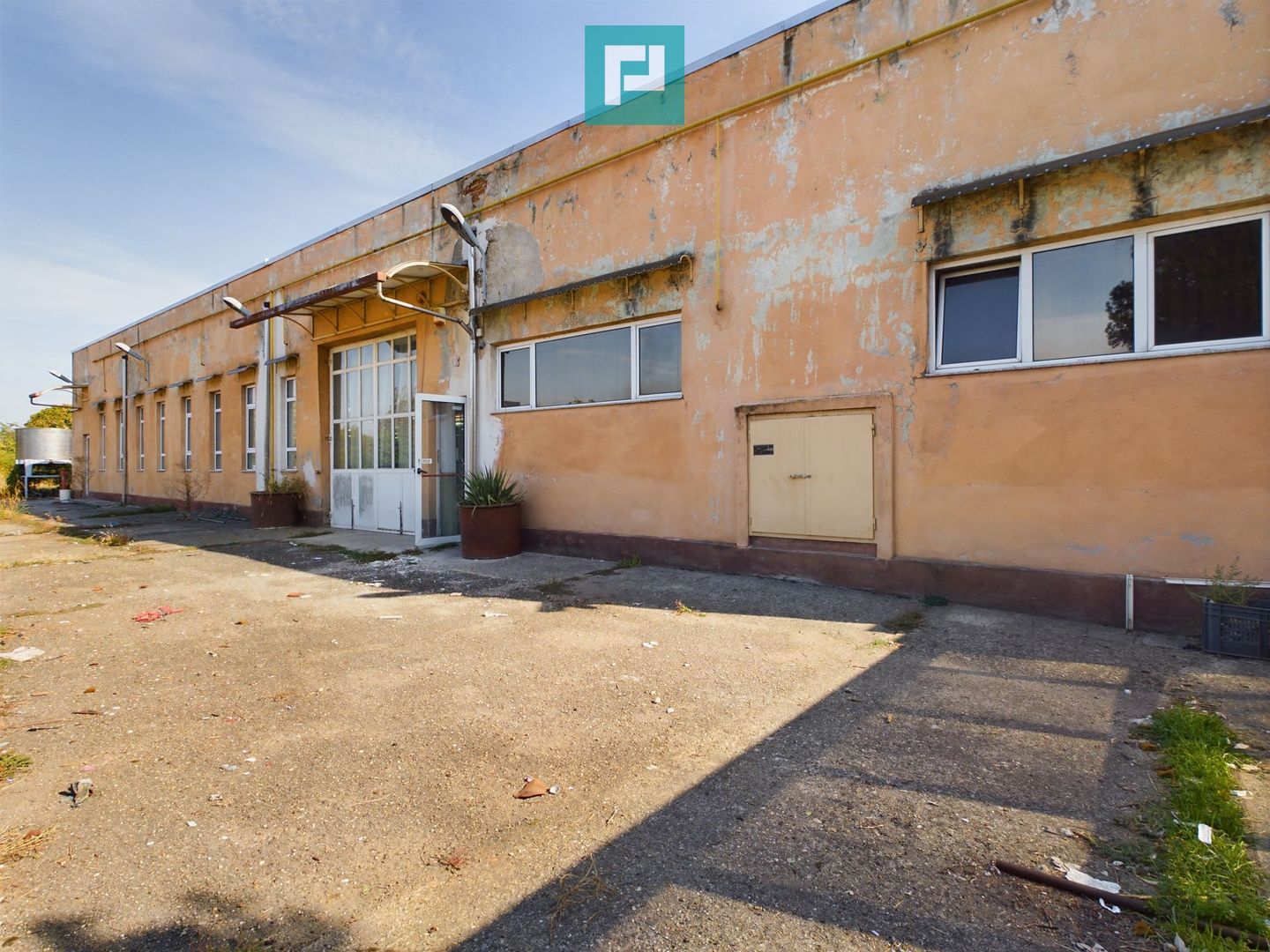 Spațiu industrial cu platformă betonată și teren - Poză 3