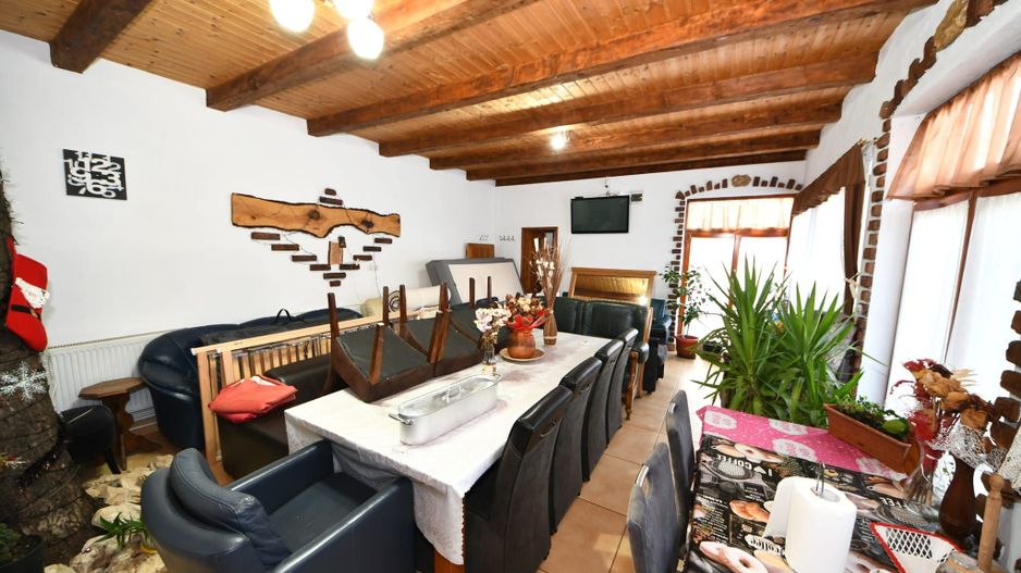 De vanzare casa cu 3 apartamente + anexa 75 mp, Comision 0% - Poză 1