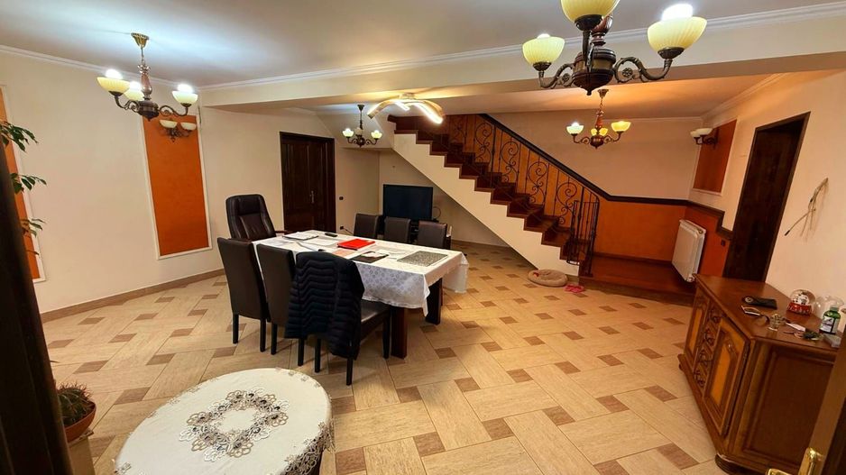 Cauți o casă mare sau spațiu pentru business? Aici le ai pe ambele! - Poză 20