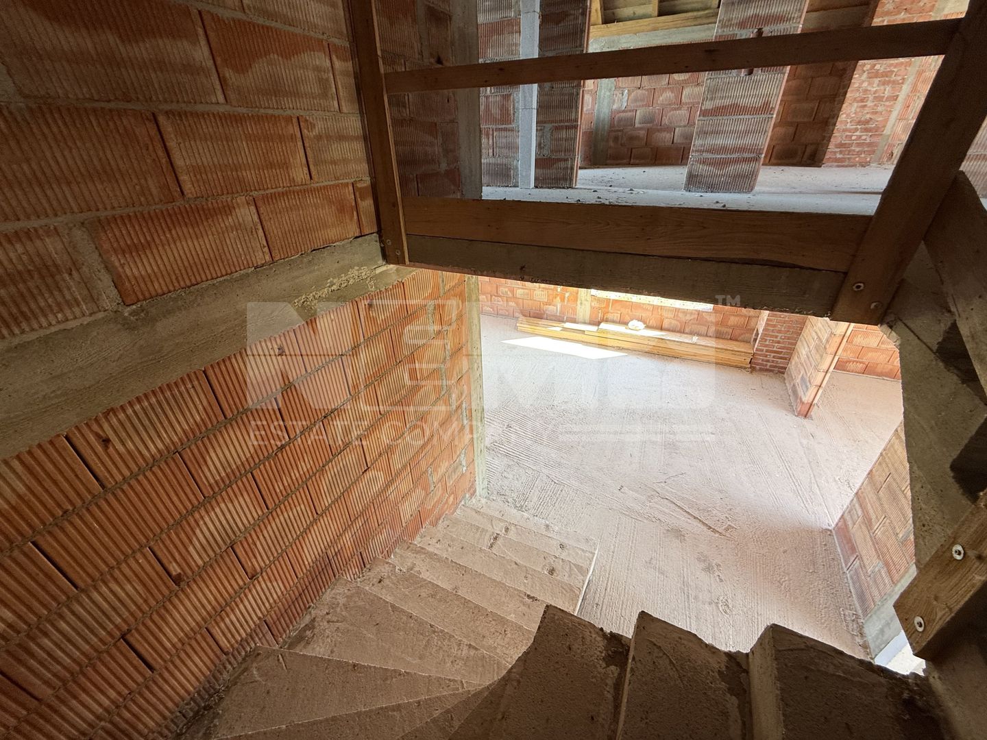 Casă de vânzare la roșu  | 220 mp | 1.200 mp teren - Poză 13