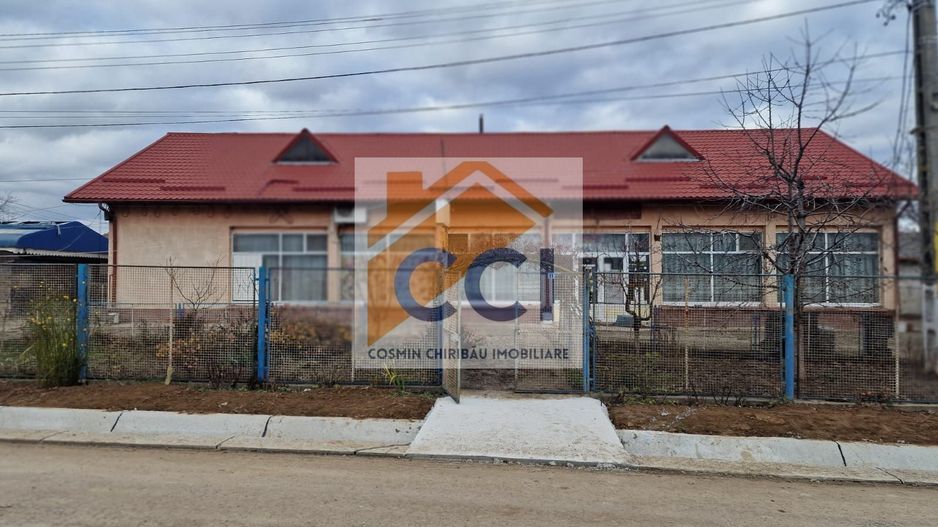 Se oferă spre vânzare / închiriere clădire cu spațiu comercial - Poză 1