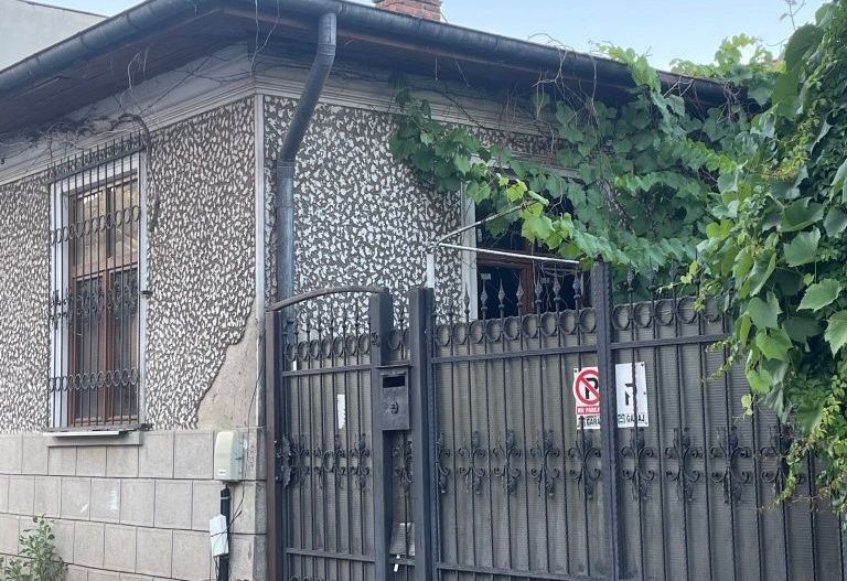 De vanzare teren si casa demolabila | 340 mp | Central - Poză 1