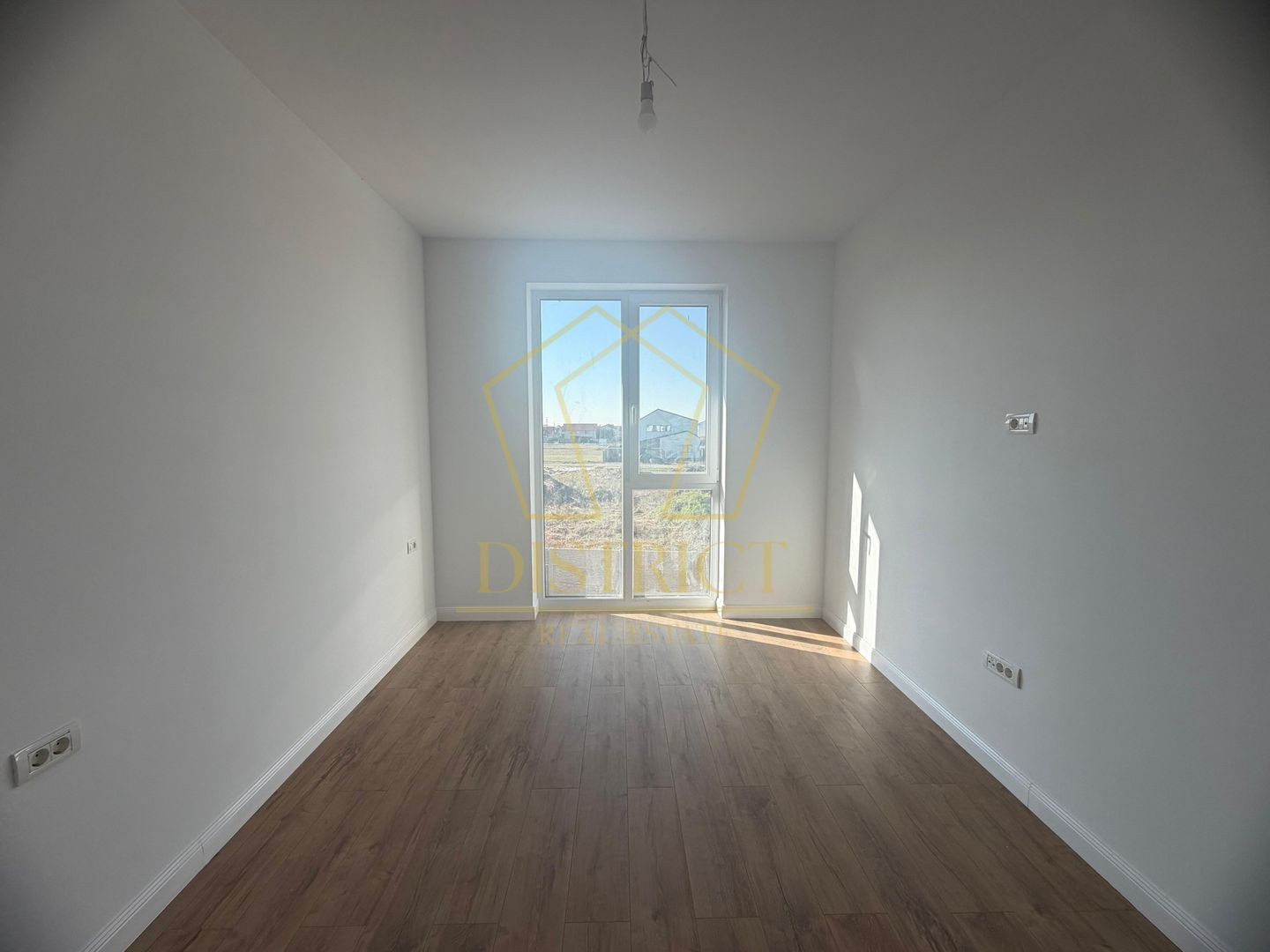 Duplex superb cu 5 camere despărțit prin camera tehnica I Mosnita Noua - Poză 3