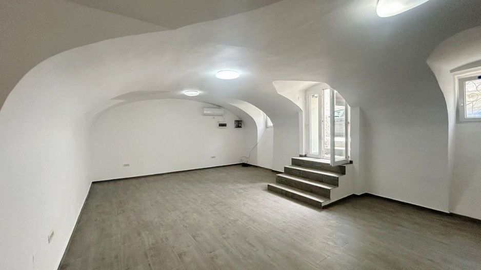 Spațiu Comercial de Închiriat Arad – 70mp, Acces Stradal - Poză 1