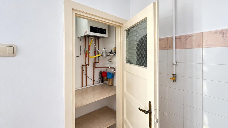 Bloc tip asociatie - zona Kiriac. 4 camere, 3 balcoane. Garaj si boxa. - Poză 10