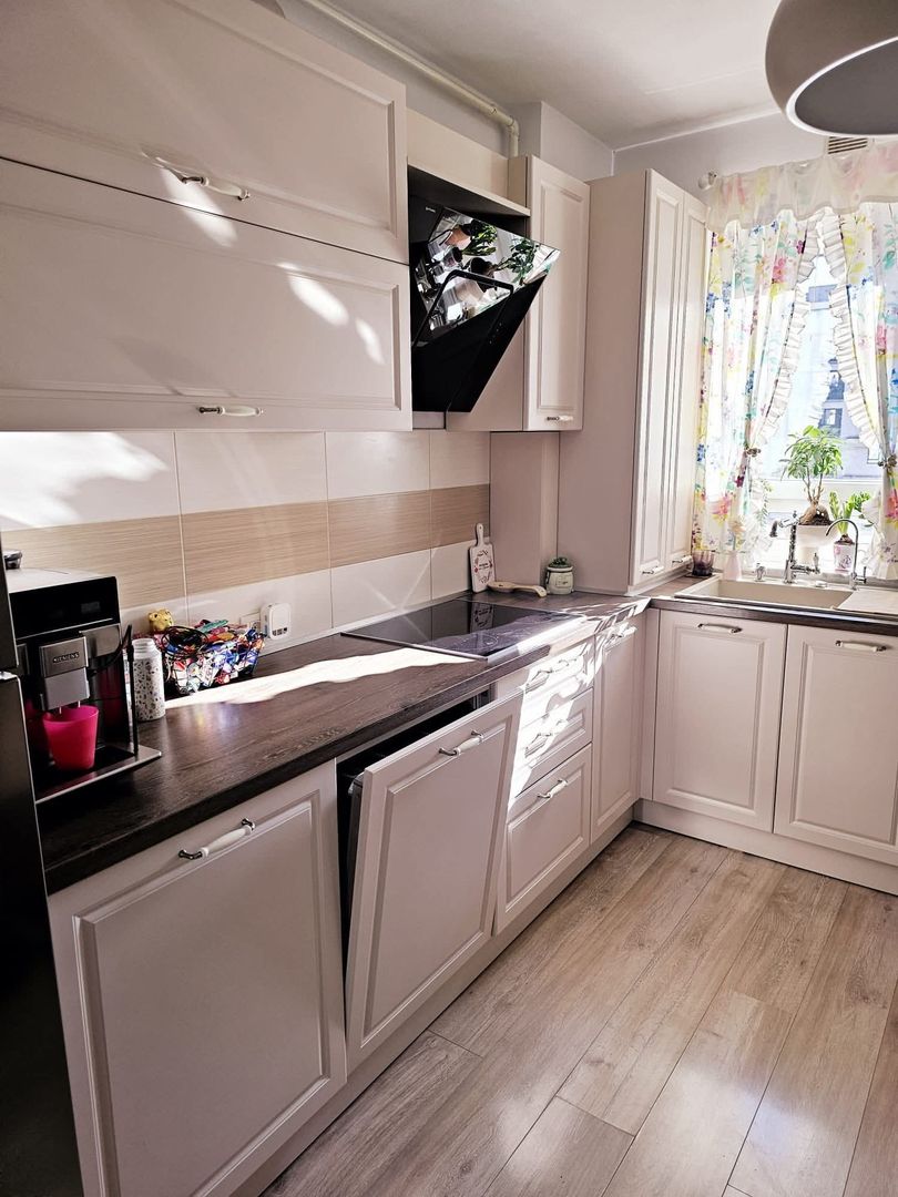 3 Camere kasper Coresi, 76 mp, loc parcare, 245000Euro - Poză 2