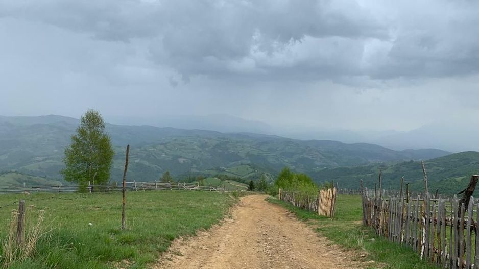 Teren extravilan 2ha, priveliste panoramica spre munti /Poiana Marului - Poză 2