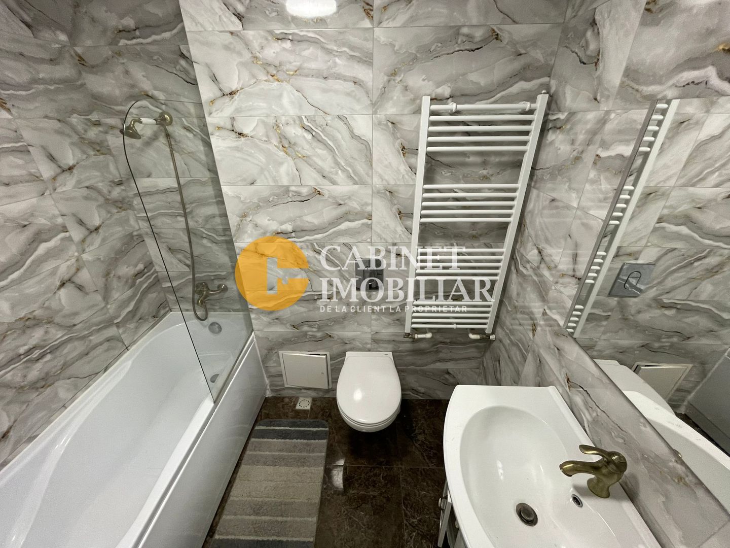 APARTAMENT 2 CAMERE DECOMANDAT - GARA  (RENOVAT) - Poză 2