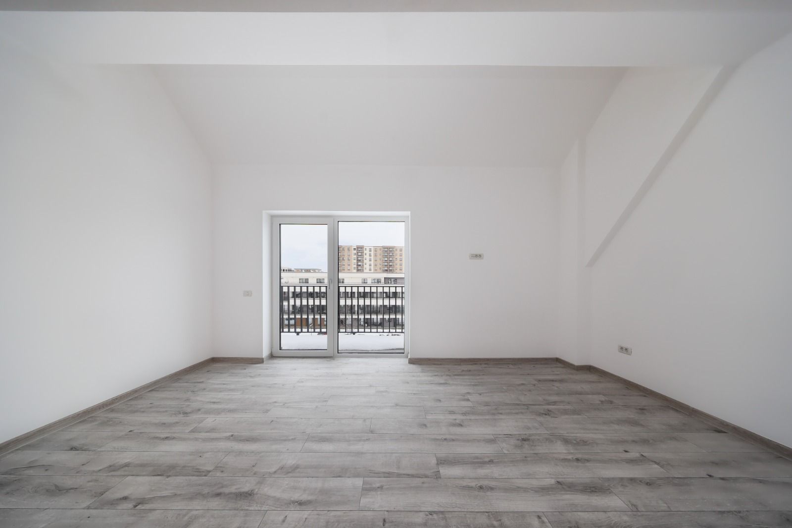 Apartament nou - loc parcare acoperit  inclus - Poză 5