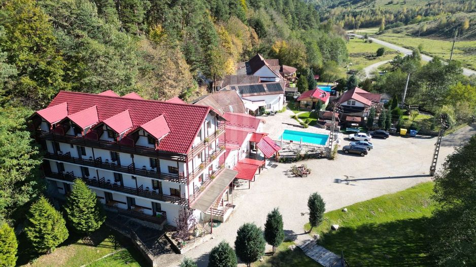 DE VÂNZARE ÎN EXCLUSIVITATE! Pensiune în Curmătura, Sibiu! - Poză 1