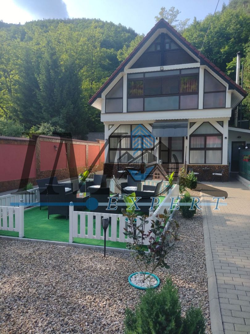 Casa/Pensiune/Restaurant de vanzare Cugir - Poză 1