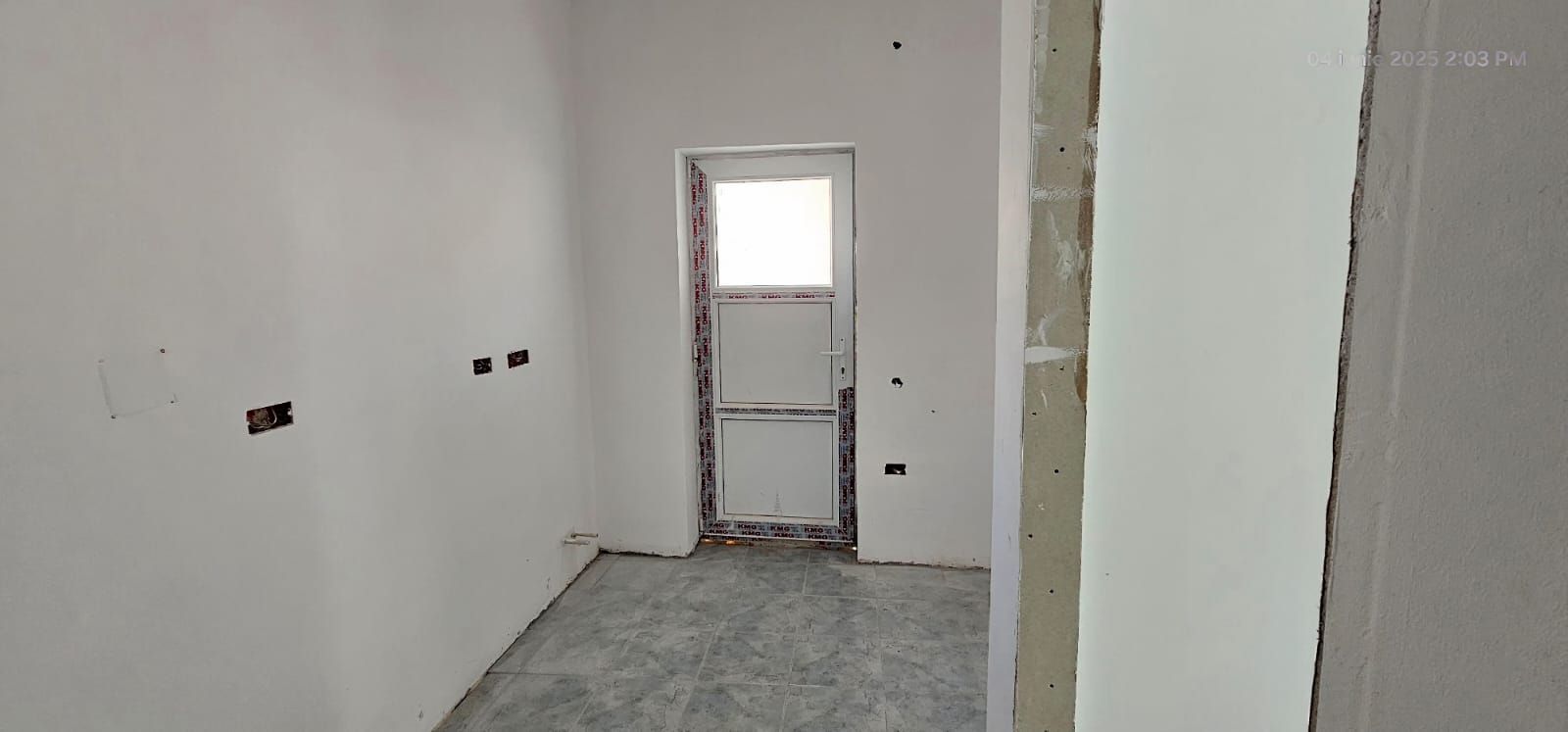 Vând apartament cu o camera, la  casa + baie proprie - zona centrala - Poză 2