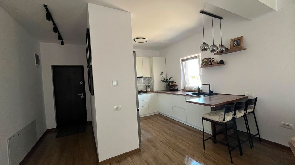 Apartament nou la asfalt.Mobilat si utilat complet. 2 locuri de parcare. - Poză 3