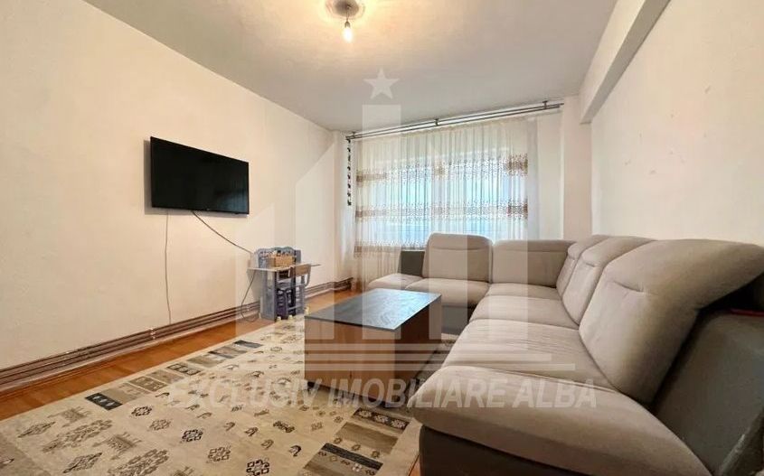 Apartament cu 3 camere decomandate, Cetate - Poză 1