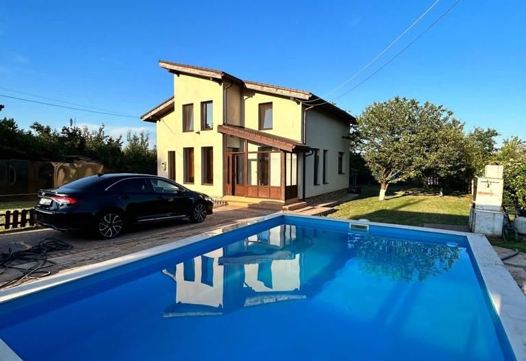 Casă spațioasă cu piscină, de vânzare în Simeria - Poză 1