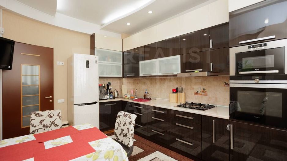 Vânzare, apartament 2 camere, living, bulevardul Traian, Botanica. - Poză 2