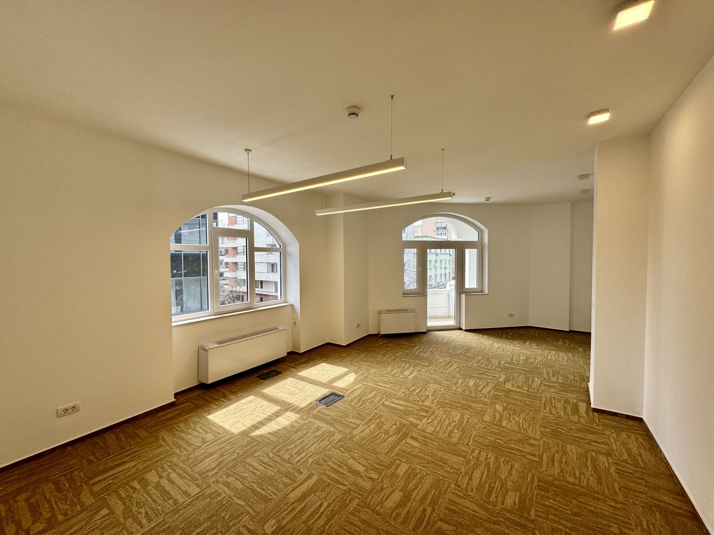 Cladire Brancoveneasca 30 de birouri 1100 mp dubla deschidere - Poză 8