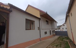 Casă de vânzare în satul Roșia cu vedere panoramică spre Munții Făgăras