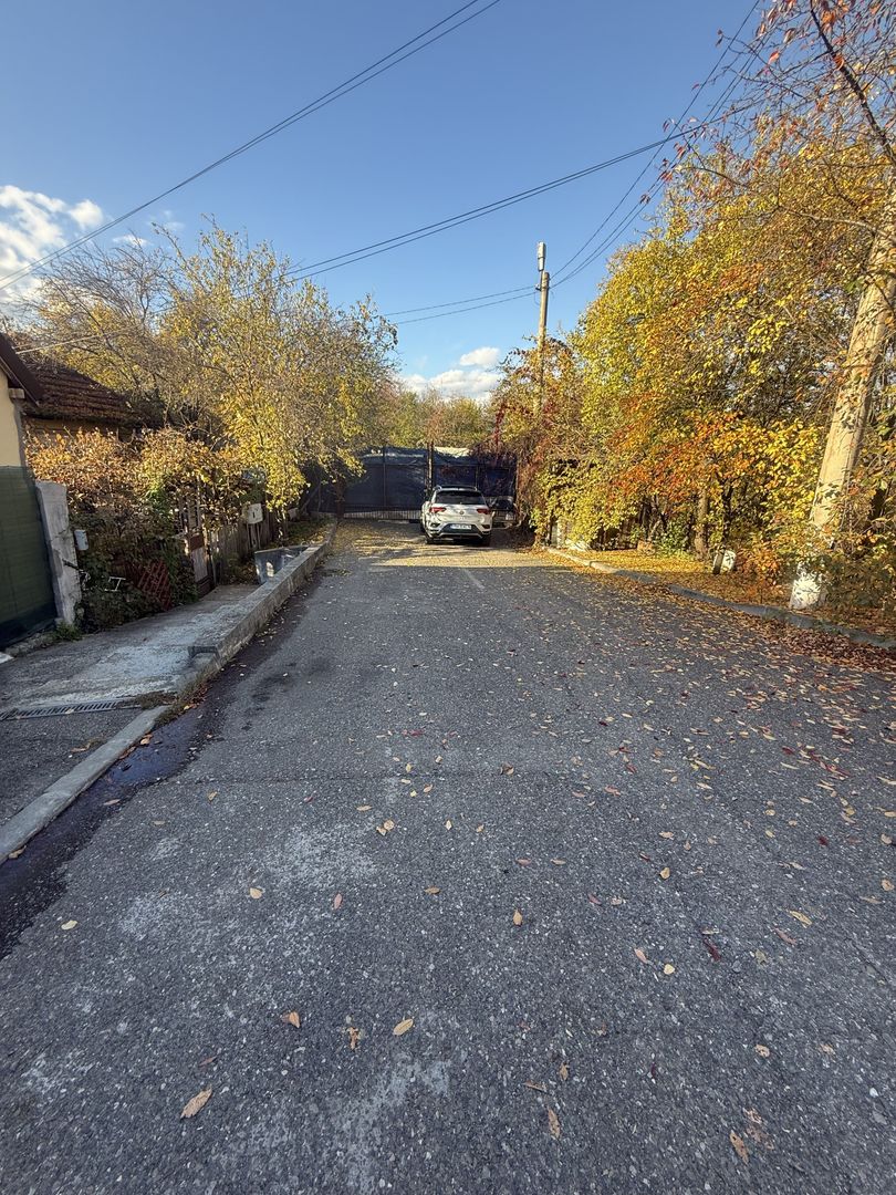 2 corpuri de Casă renovate + teren 125 mp Campina - Poză 31