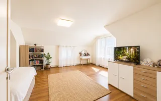 Casă spațioasă cu 8 camere, teren generos, oferă libertate și confort - Poză 13