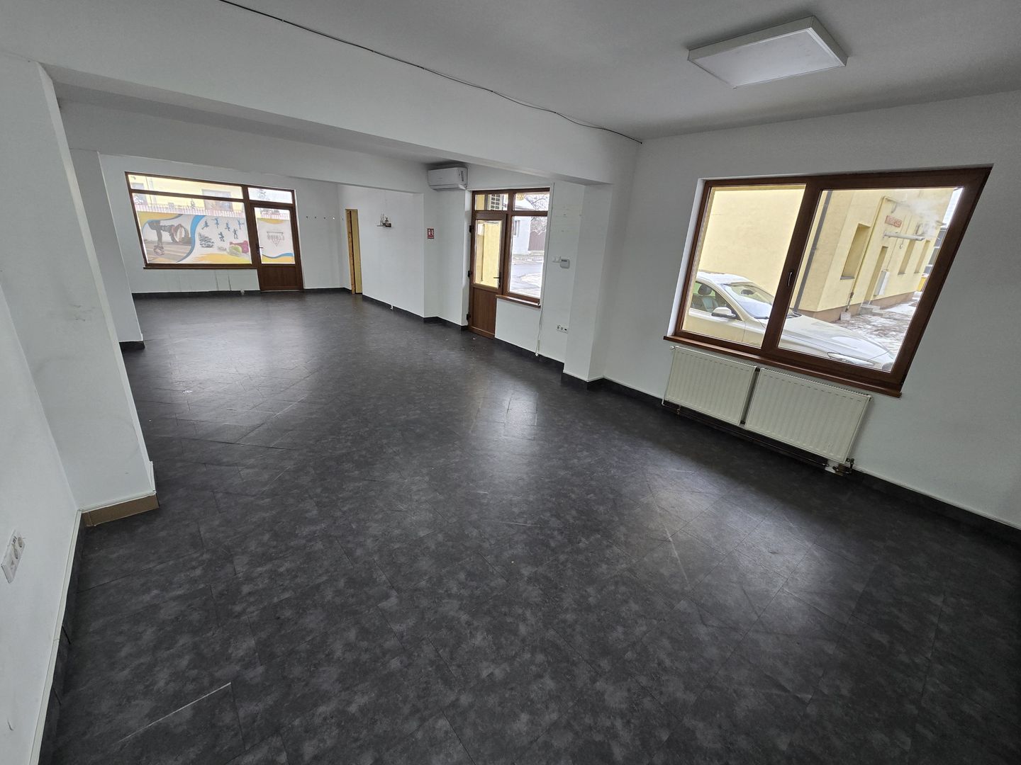 Spatiu comercial cu vitrină la strada si baie proprie - Poză 2