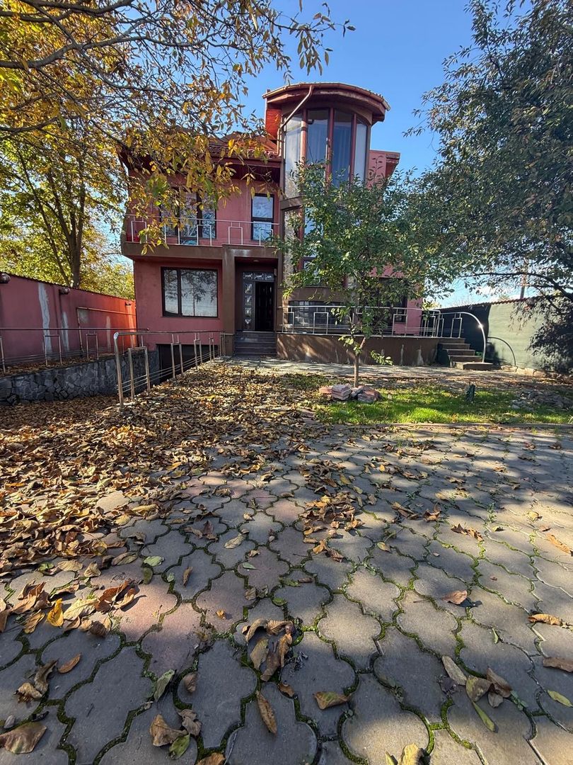 Vila Spațioasă 9 Dormitoare. Investiție - Poză 1