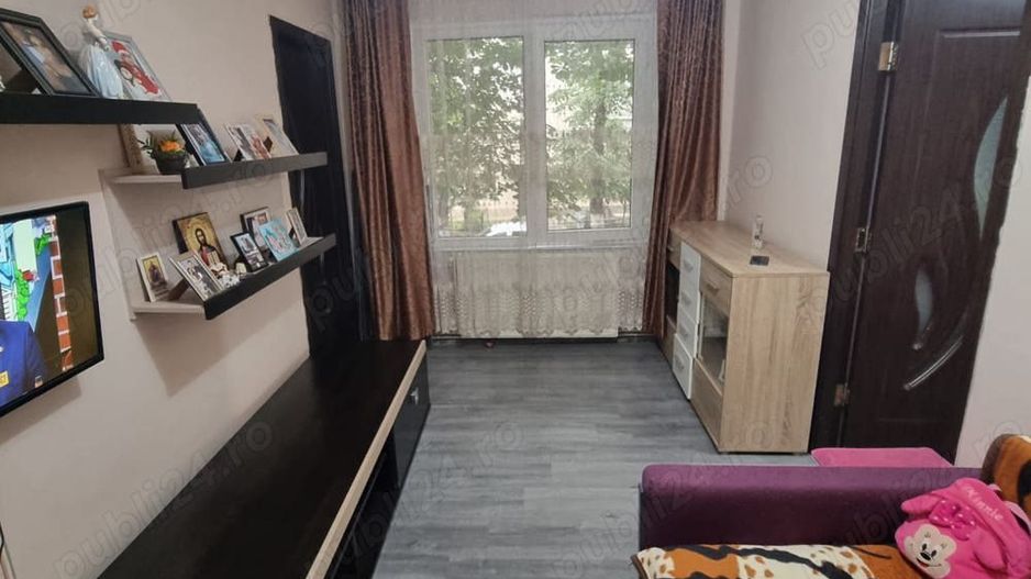 De vanzare apartament cu 3 camere - Poză 1