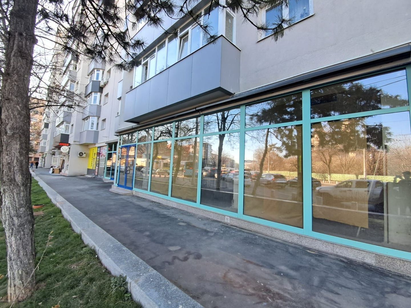 Spatiu comercial vitrina de 20 M - Metrou Eroii Revolutiei S143 - Poză 5