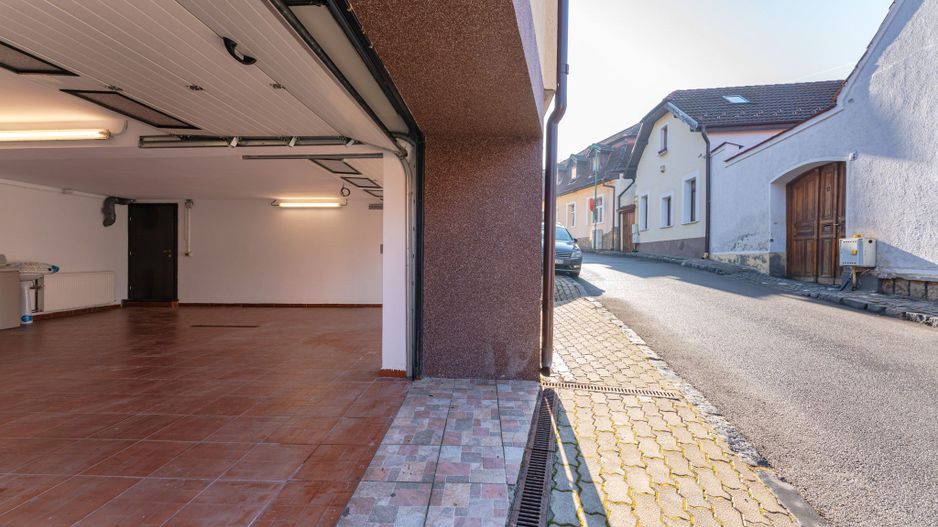 Casă modernă cu garaj și 4 dormitoare, aproape de Piața Sfatului - Poză 15