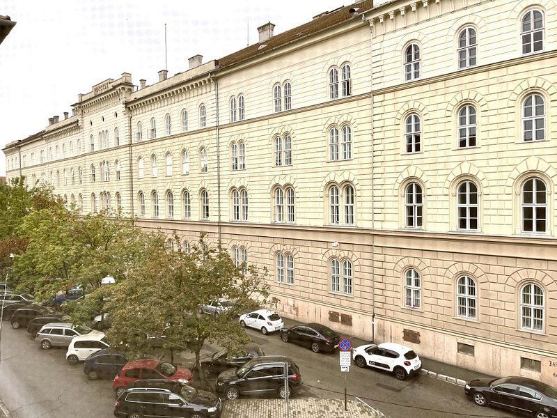 Recent renovat| Piața Unirii - lângă Tribunal - Poză 2