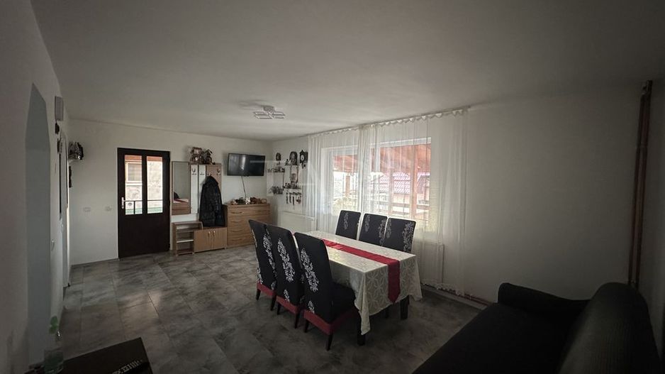 Casa de vanzare in zona  centrala a localitatii - Poză 2