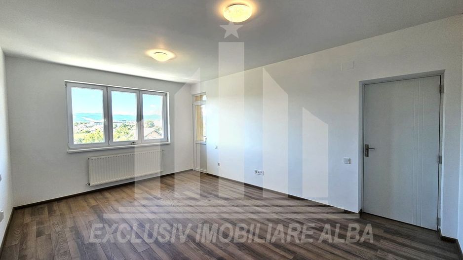 Apartament cu 4 camere si scara interioara de vanzare, Lipoveni - Poză 3