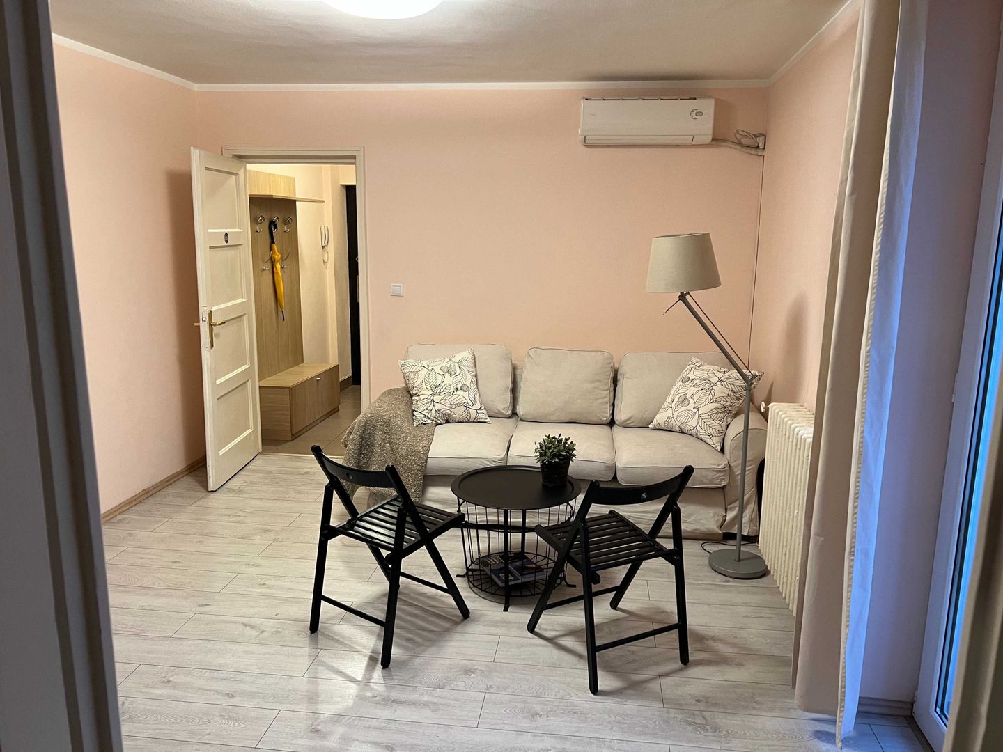 Apartament superb 2 camere, de închiriat, Piața Romană, balcon, vedere spre parc - Poză 1