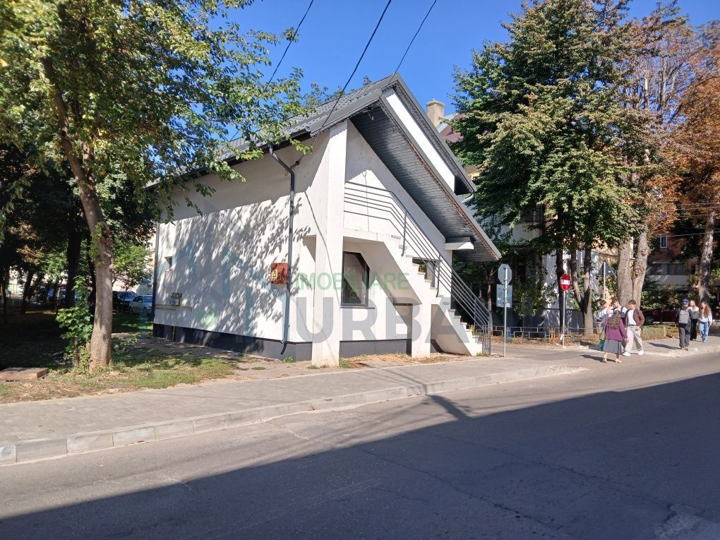 Clădire de vânzare cu spațiu comercial la parter și apartament la etaj, lângă Liceul Mihail Sadoveanu, Pașcani - Poză 2