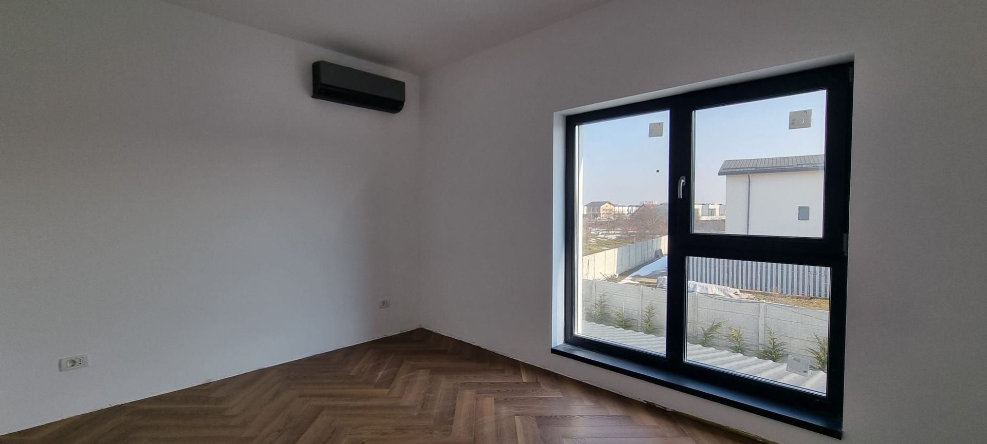 Vilă Individuală cu 700 mp Teren și Mansardă Amenajată - Poză 8