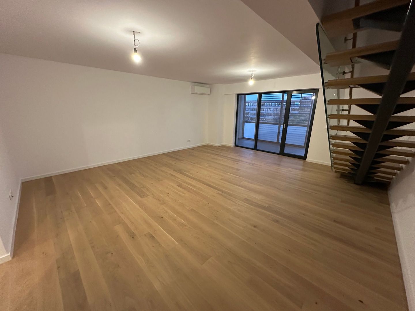 Apartament deosebit pe 2 etaje - Poză 1