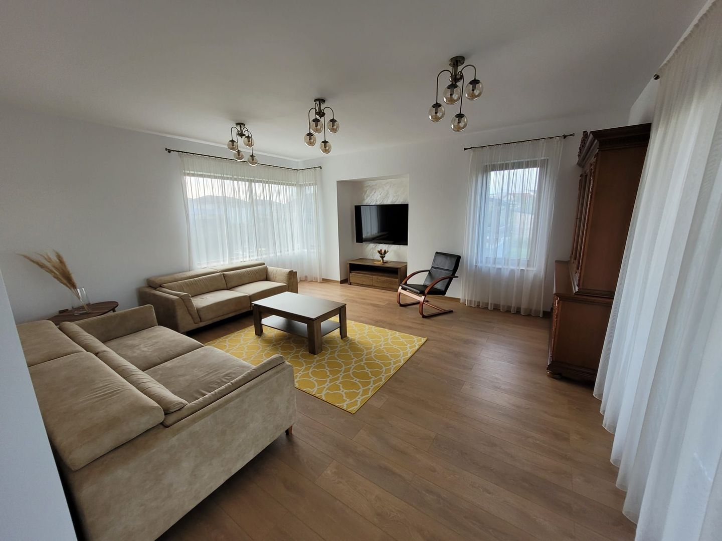 Casa Individuala in Selimbar cu garaj dublu si curte spatioasa - Poză 3