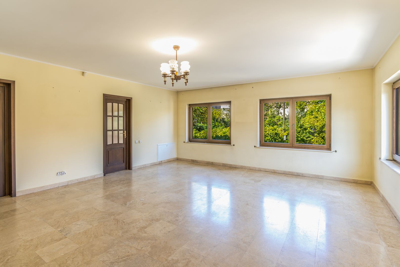 9 camere, 5 bai, spatiu hobby, gradina, garaj,locatie buna - Poză 11