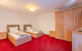 Pensiune Rosenau de vânzare - Afacere la cheie lângă Cetatea Râșnov - Poză 23