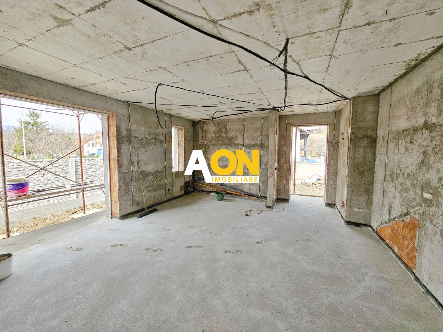 Apartament cu 3 camere, 2 bai, curte proprie, parcare si boxa 40 mp - Poză 4
