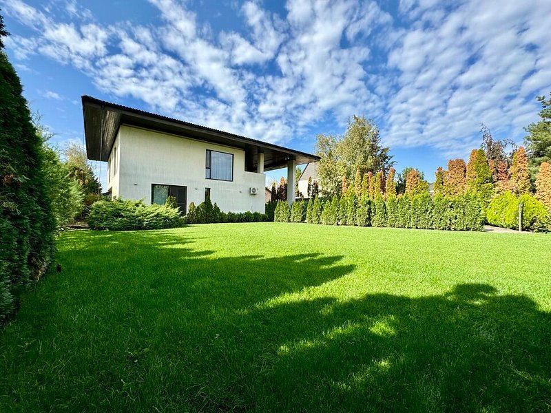 Vila lux de vanzare in cel mai dorit complex din Erou Iancu Nicolae-locatie rara - Poză 2